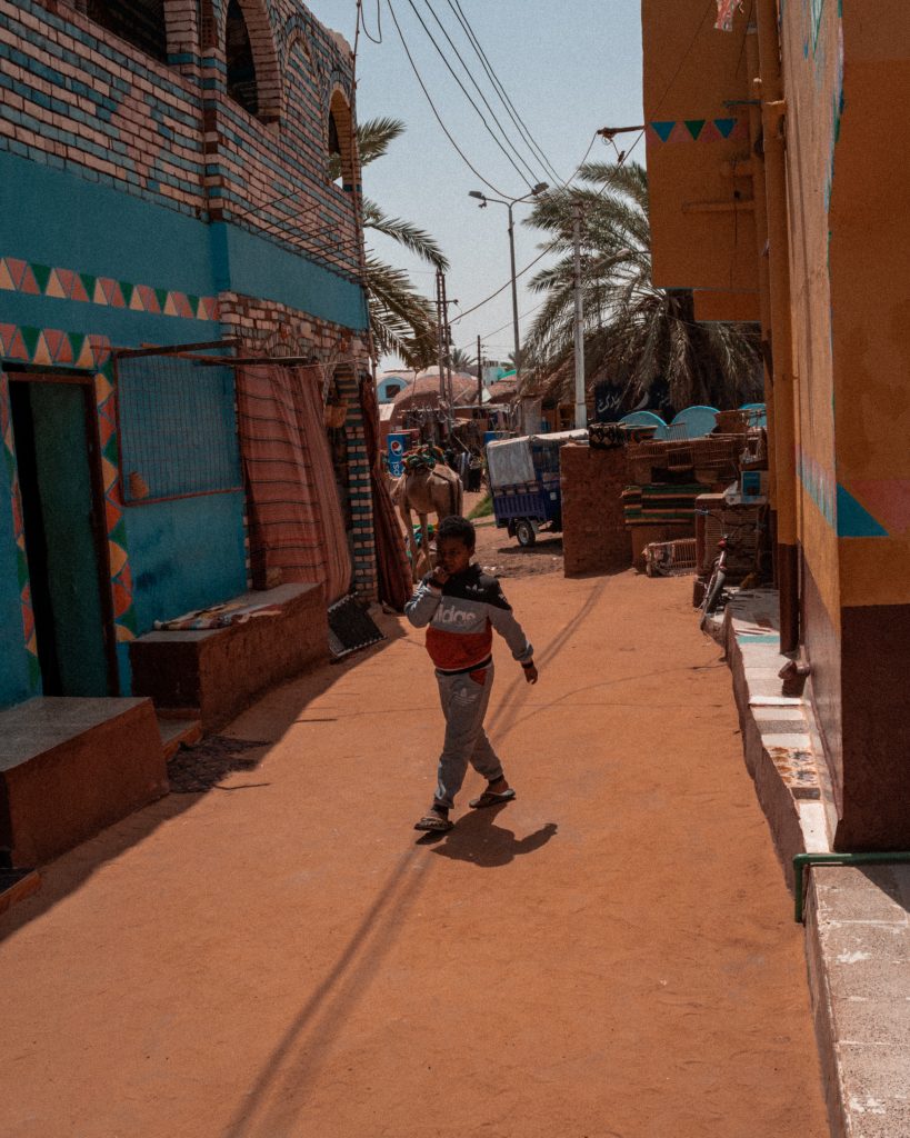 copil pe strada in sat nubian